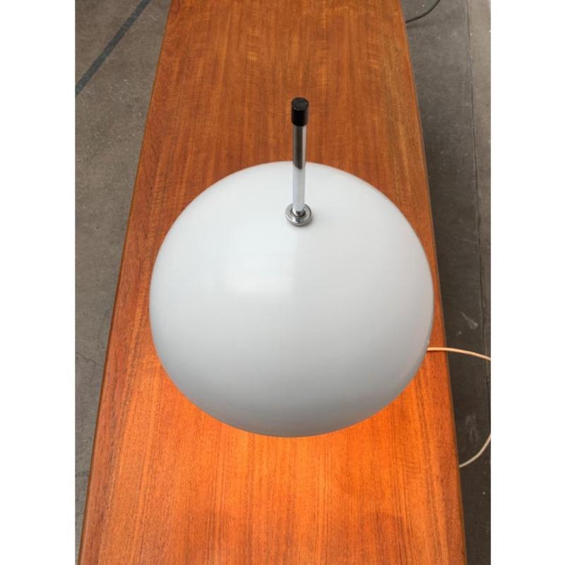 Lámpara de sobremesa de cúpula minimalista de mediados de siglo, años 60 en venta 1
