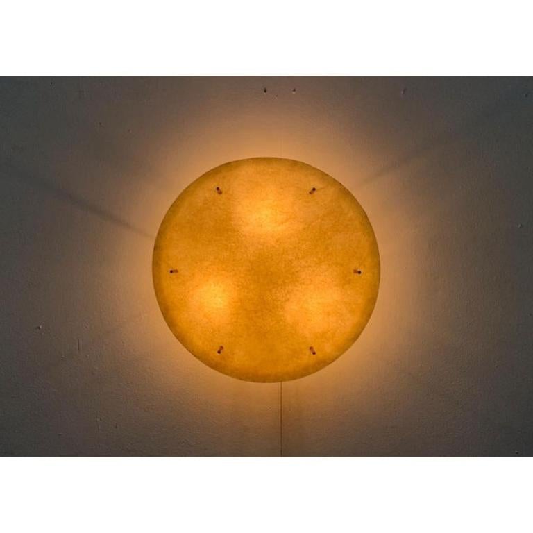 Grande plafoniera in vetroresina.

Un guscio piatto in fibra di vetro che si trova sotto il soffitto. Puntelli simili a ragni che sorreggono la ciotola di un punto centrale con 3 punti di combustione. Solo le teste di ottone delle viti penetrano