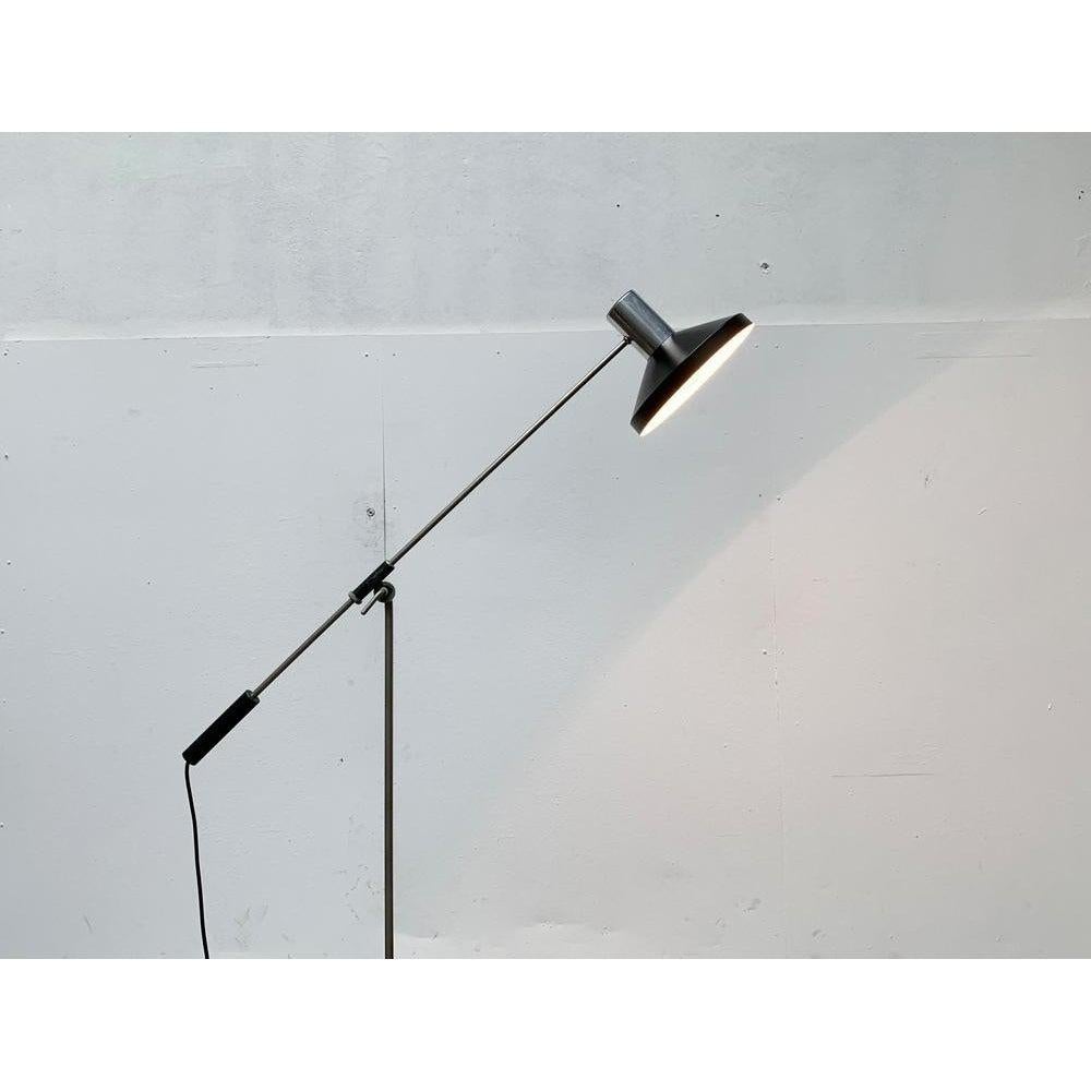 Lampada da terra minimalista del Mid Century.

Un design semplice in un linguaggio minimalista. La testa della lampada ha una forma classica con un paralume piatto e angolare. Il gambo termina con una semplice base a piastra. La particolarità di