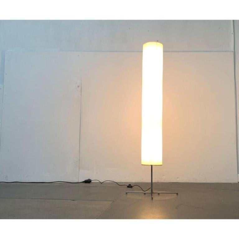 Semplice lampada da terra del Mid-Century con una base speciale.

Un design minimalista difficile da battere per la sua semplicità ed eleganza. Il paralume è un lungo cilindro ricoperto da una pergamena. Il dettaglio speciale di questo apparecchio è