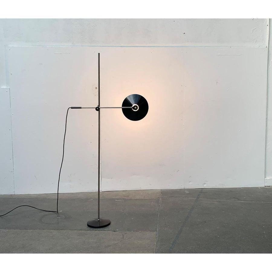 Lampada da terra minimalista del Mid Century.

Un design semplice in un linguaggio minimalista. La testa della lampada presenta una forma classica con un paralume particolarmente piatto. Nella cupola del paralume c'è un interruttore a pressione.