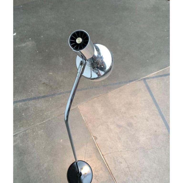 Lampada da terra minimalista di Swiss Lamps International.

Un design semplice e riservato. La testa della lampada ha una forma radiosa con un ombrello di grande effetto ed è lucidata a specchio. Il fusto in filigrana della luce è inclinato nella