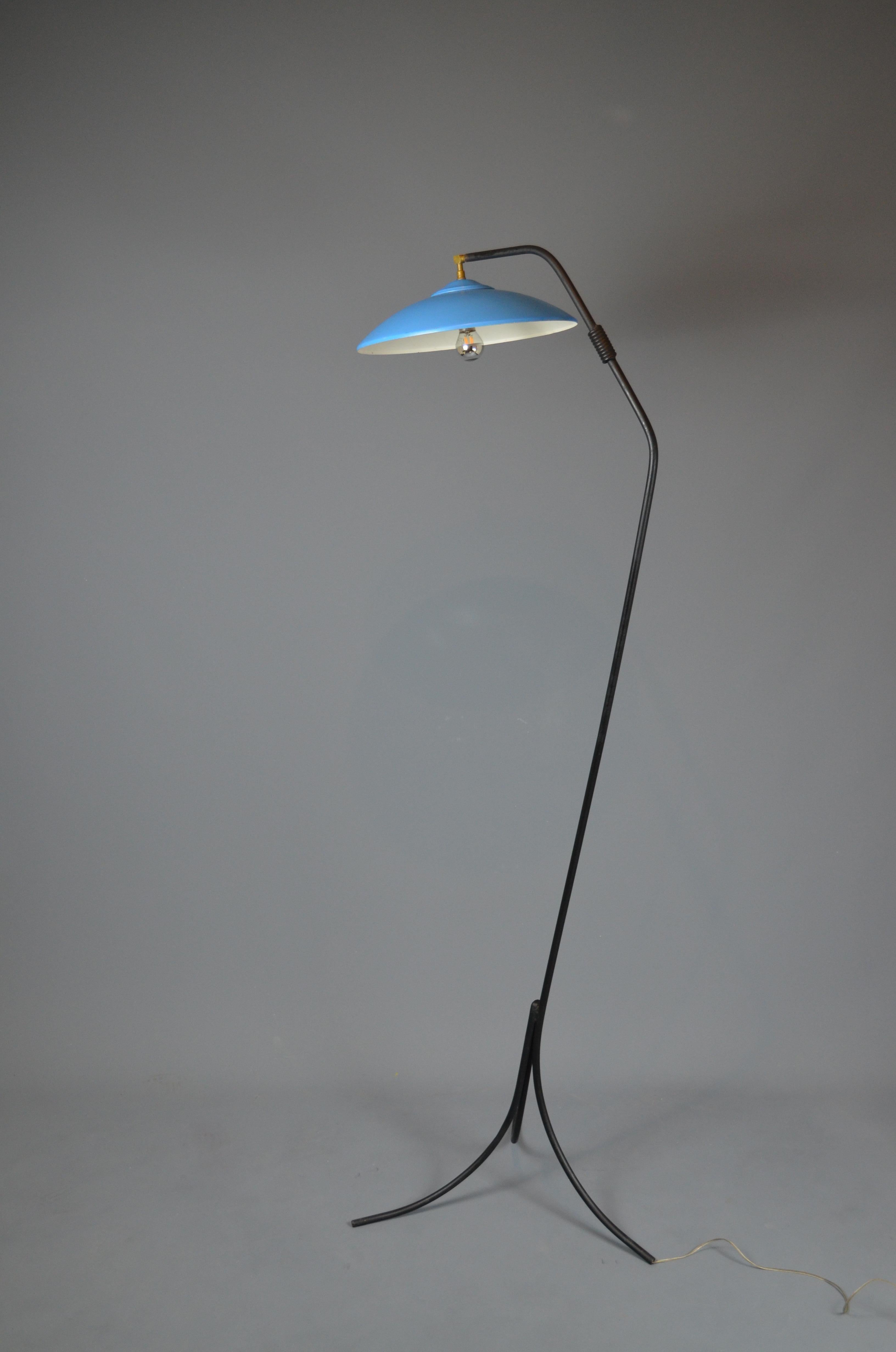 Mid century minimalist floor lamp from France, 1950s
Black painted metal base and blue painted metal lampshade
Very elegant
Bayonet lamp socket B22, No switch
Era Serge Mouille, Jean Prouvé, Pierre Guariche, Arlus