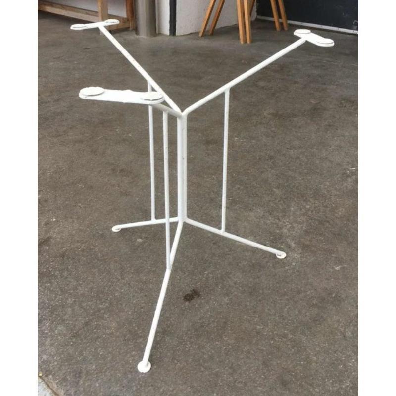 Table de jardin en métal allemande minimaliste du milieu du siècle attribuée à Mauser Werke Waldeck, années 1960

Table de jardin minimaliste en acier. Probablement d'un mauser.
une conception très simple et directe. Le plateau de table en métal