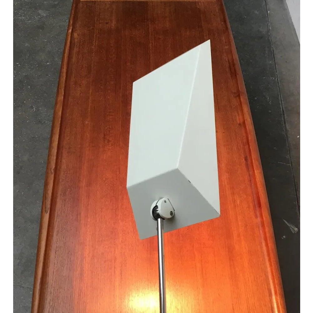 Lampe de table allemande minimaliste du milieu du siècle, modèle 6869, années 1960 en vente 3