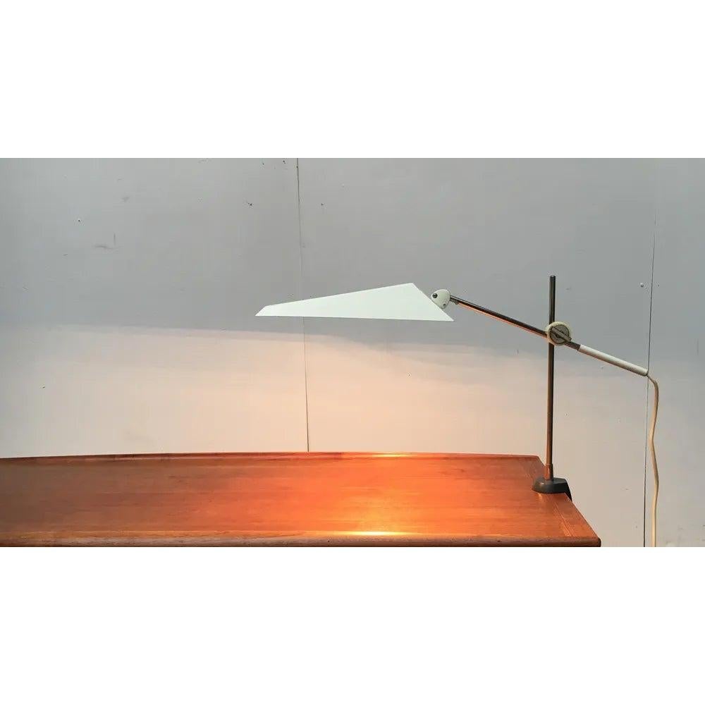 Très rare lampe de table de Kaiser Leuchten.

Un design minimaliste. La forme plate du parapluie, avec ses lignes frappantes et ses surfaces triangulaires, attire particulièrement l'attention. Il peut être incliné et pivoté dans un certain rayon à
