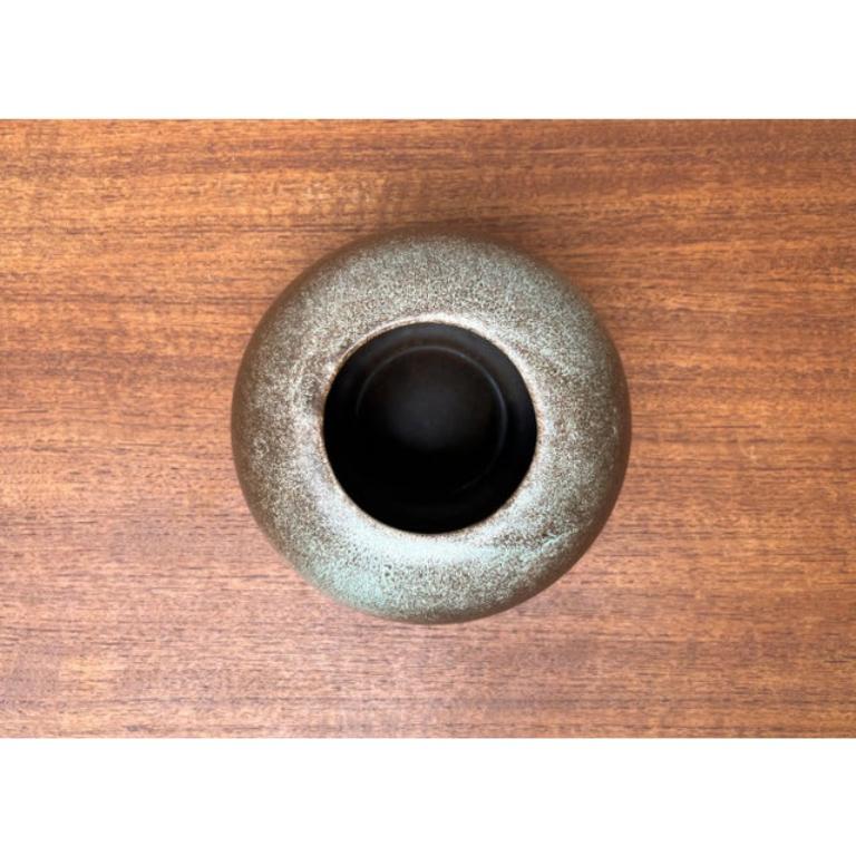 Mid-Century Minimalist German Pottery Vase, 1960s, in Very Good conditions. Designed 1960 to 1969.

Additional information:
Materials: Ceramic
Style: Mid-Century ModernMinimalist
Country of Origin: Germany
Color: Beige
Item Type: Vintage, Antique or