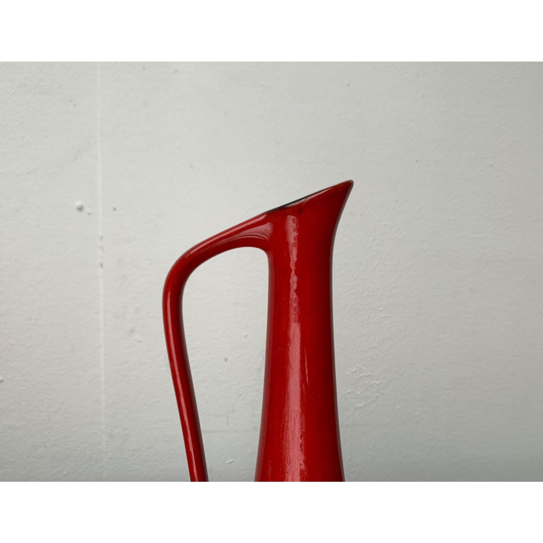 Minimalistische westdeutsche Keramik WGP Karaffenvase von Roth Keramik, 1960er Jahre, in sehr gutem Zustand. Entworfen 1960 bis 1969 Offizieller Echtheitsnachweis wie z. B. alte Kataloge, Designerunterlagen.

Zusätzliche Informationen:
MATERIALIEN: