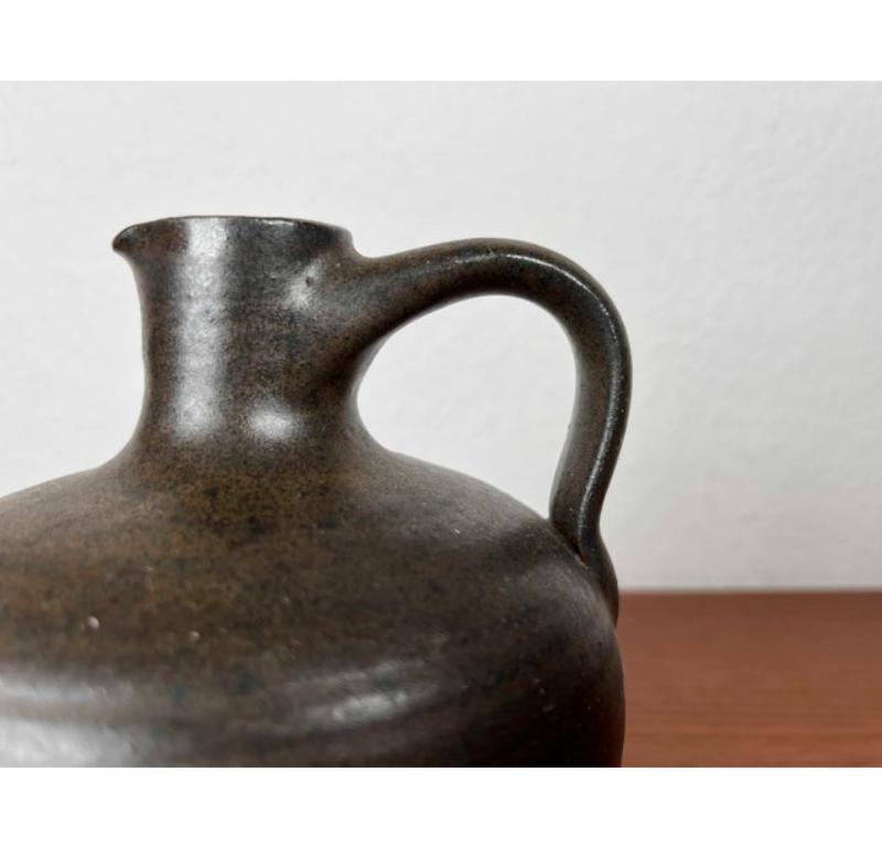 Mid-Century Minimalist German Studio Pottery Carafe Vase by Siegfried Gramann for Töpferhof Römhild, 1960s, in Very Good conditions. Designed 1960 to 1969 This piece has an attribution mark.

Additional information:
Materials: Ceramic
Color: