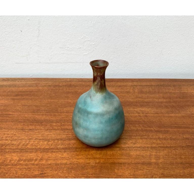 Mid-Century Minimalist German Studio Pottery Vase by Elke & Elmar Kubicek, 1960s, in Very Good conditions. Designed 1960 to 1969 This piece has an attribution mark.

Additional information:
Materials: Ceramic
Style: Mid-Century Modern,