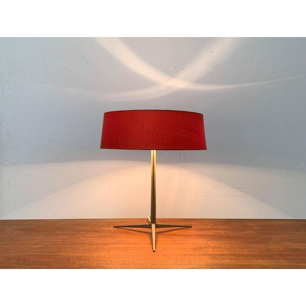 Very rare mid century table lamp by Kaiser glow with a special tripod foot.

A minimalist design. The most striking detail of this lamp is the elegant tripod foot. The shaft branches down to the three -legged. The feet taper to the end and lighten