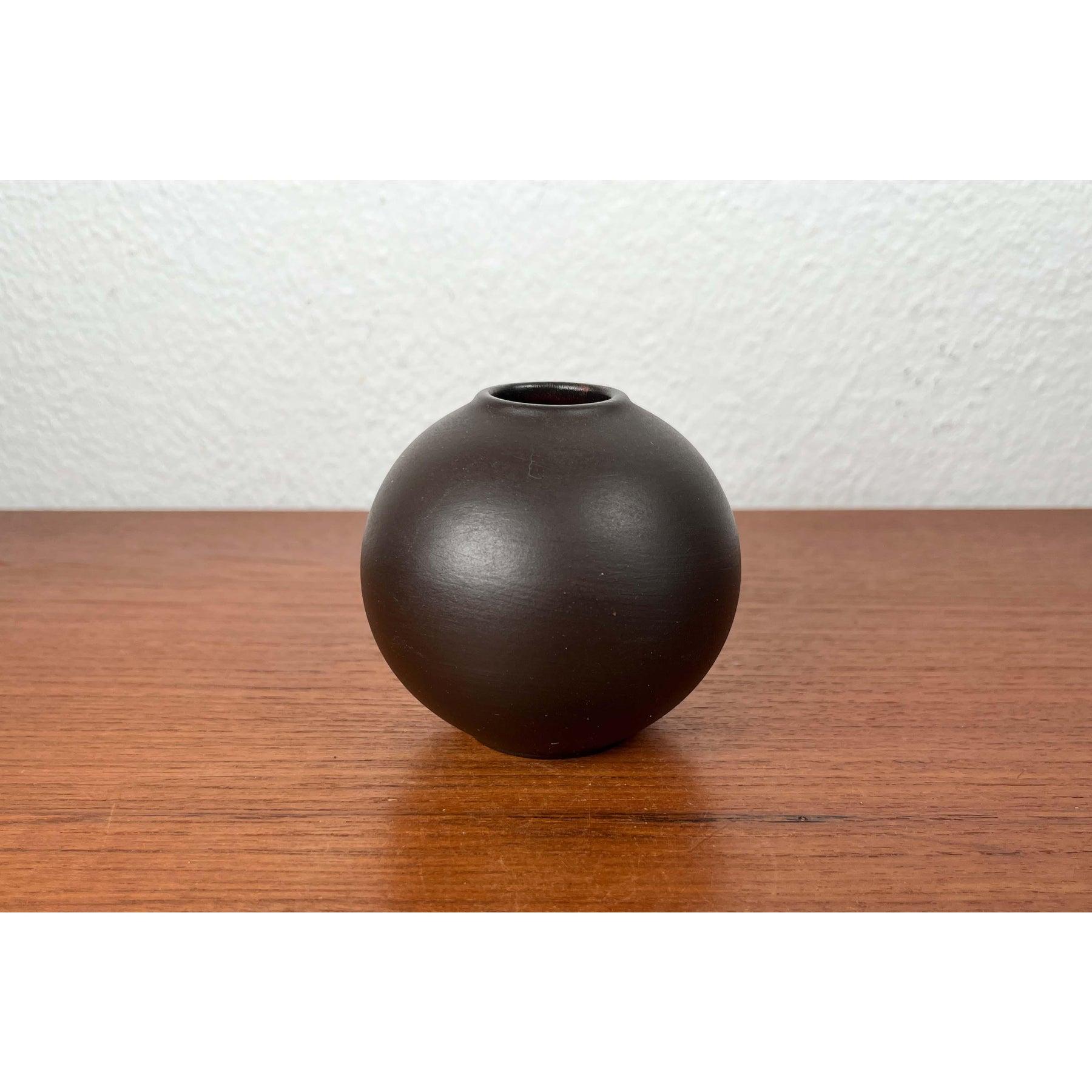 Mid-Century Minimalist German Wormser Terra-Sigillata Pottery Ball Vase, 1960s In Good Condition For Sale In Hamburg, DE