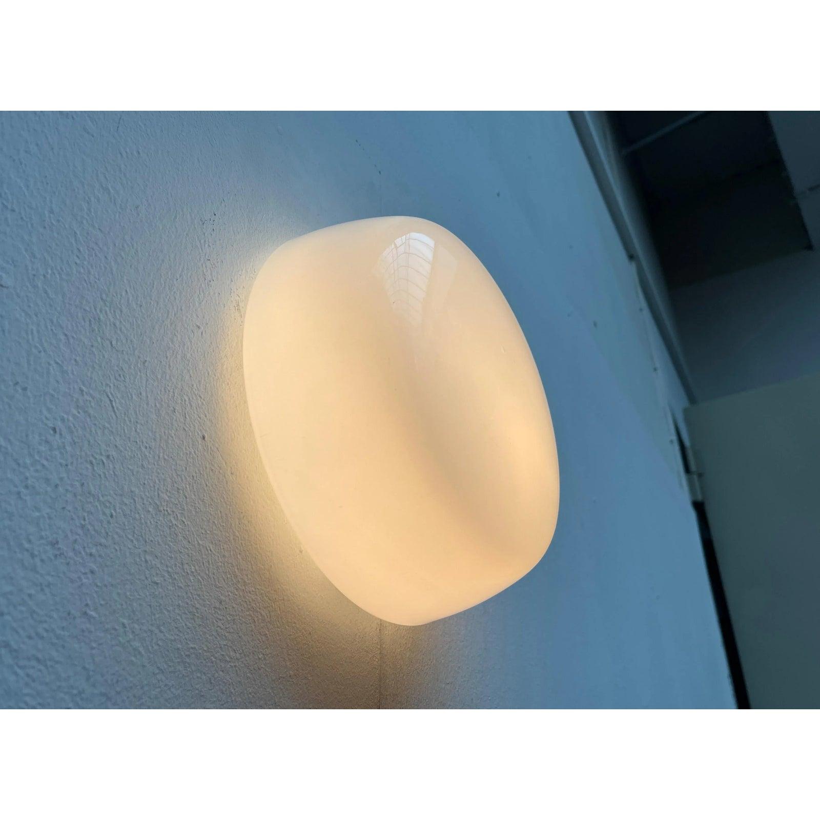 Lampada da soffitto in vetro minimalista di metà secolo, anni '60, in ottime condizioni. Progettato dal 1950 al 1959. Fino a 250V (standard Europa/Regno Unito).Il cablaggio di questo articolo potrebbe essere originale e potrebbe dover essere