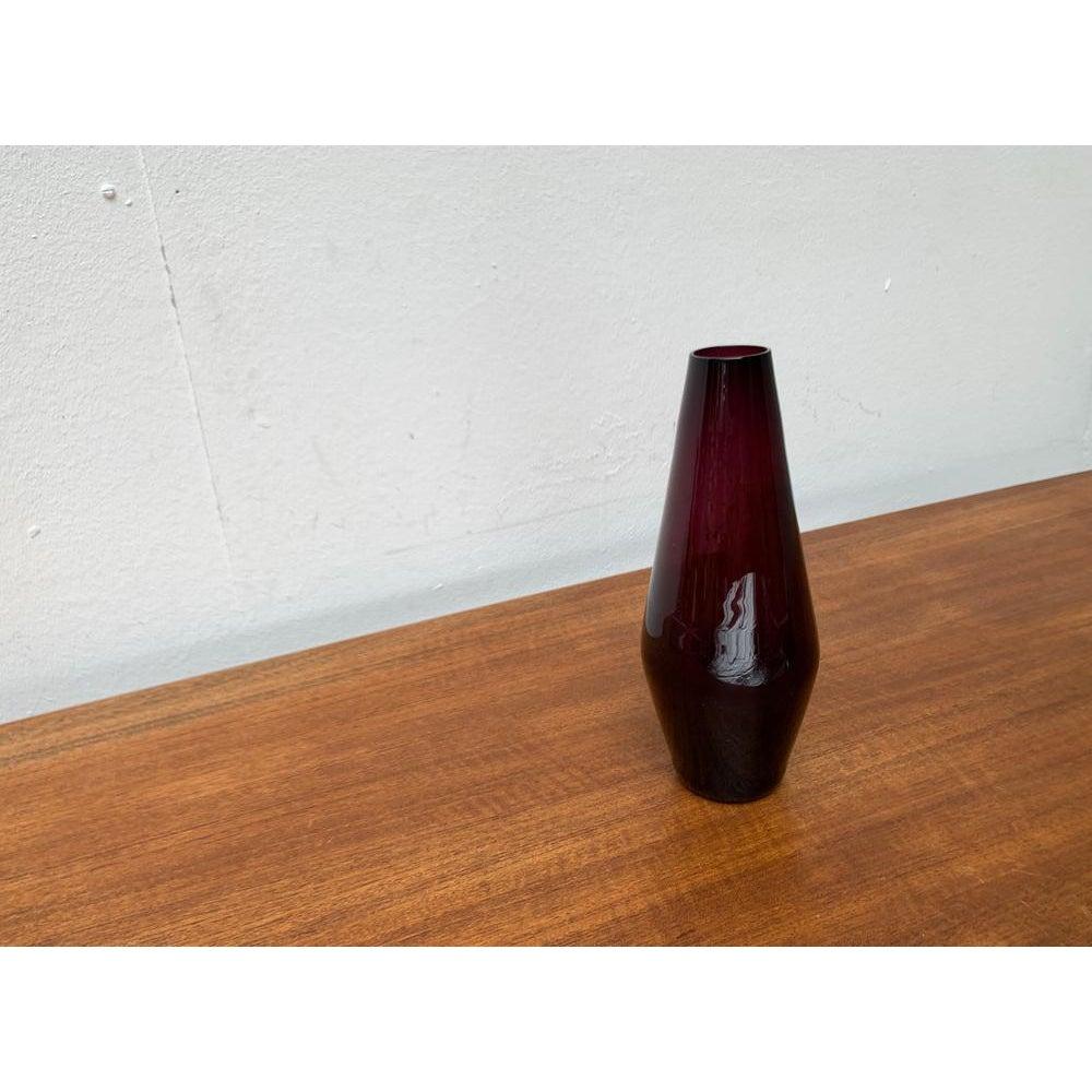 Mid-Century Minimalist Glass Vase, 1960s, in Very Good conditions. Designed 1960 to 1969.

Additional information:
Materials: Glass
Color: Purple
Styles: Mid-Century Modern, Minimalist
Item Type: Vintage, Antique or Pre-owned
Dimensions: 3.94ʺW ×