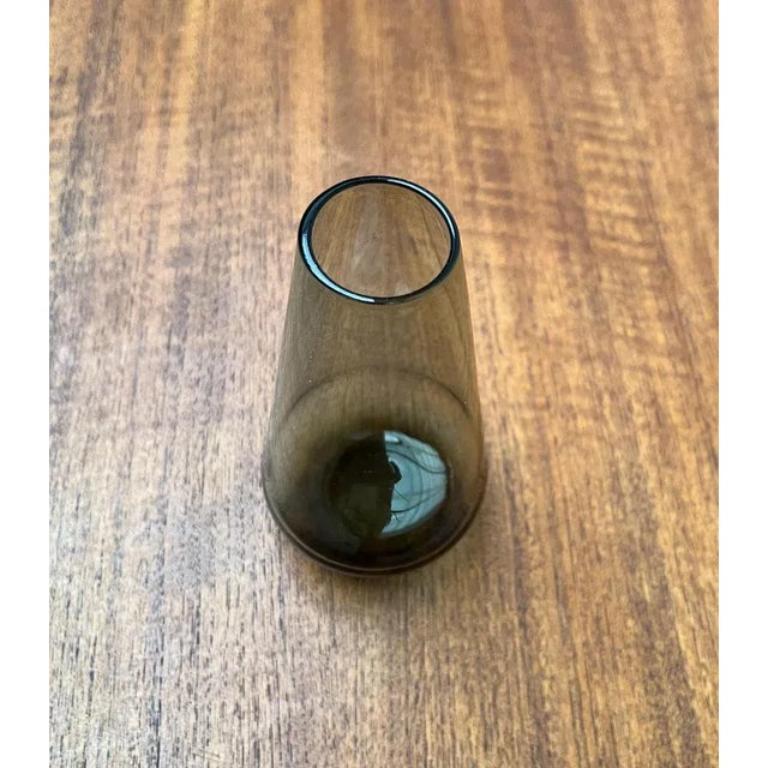 Minimalistische Glasvase aus der Mitte des Jahrhunderts, 1960er Jahre, in sehr gutem Zustand. Entworfen 1960 bis 1969.

Zusätzliche Informationen:
MATERIALIEN: Glas
Stil: Moderne Mitte des Jahrhunderts, Minimalismus
Farbe: Braun
Artikel Typ: