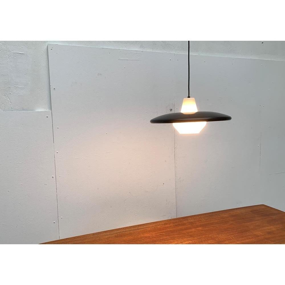 Lampada a sospensione minimalista di metà secolo in metallo e vetro in vendita 4
