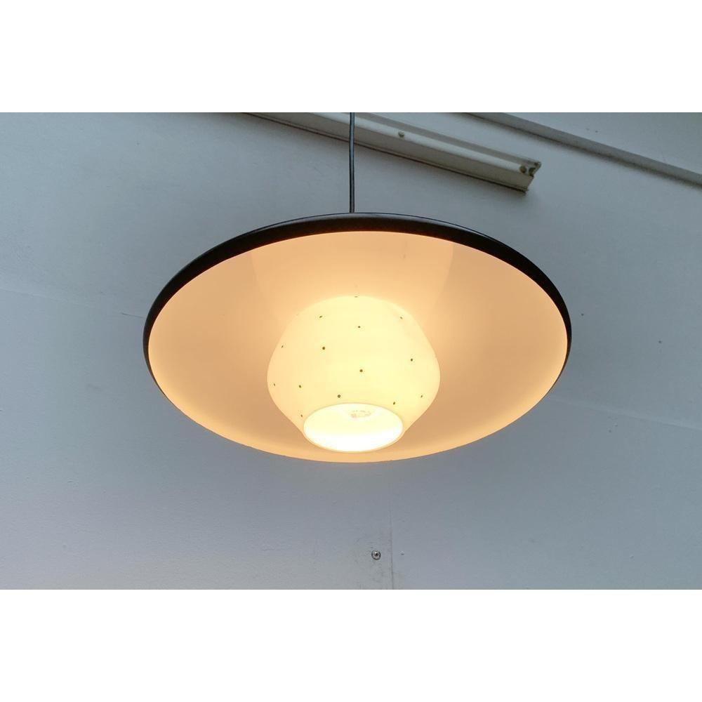 Lampada a sospensione minimalista di metà secolo in metallo e vetro in vendita 5