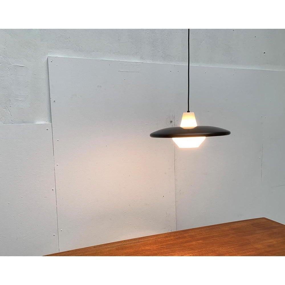 Lampada a sospensione minimalista di metà secolo in metallo e vetro in vendita 6