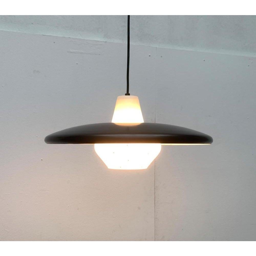 Rare plafoniere Dim di Oluce degli anni '70. Un classico del designer di apparecchi di illuminazione Vico Magistretti che non è più in programma.

La testa ondulata dell'apparecchio è montata su un'asta cromata angolata e può essere accesa e spenta,