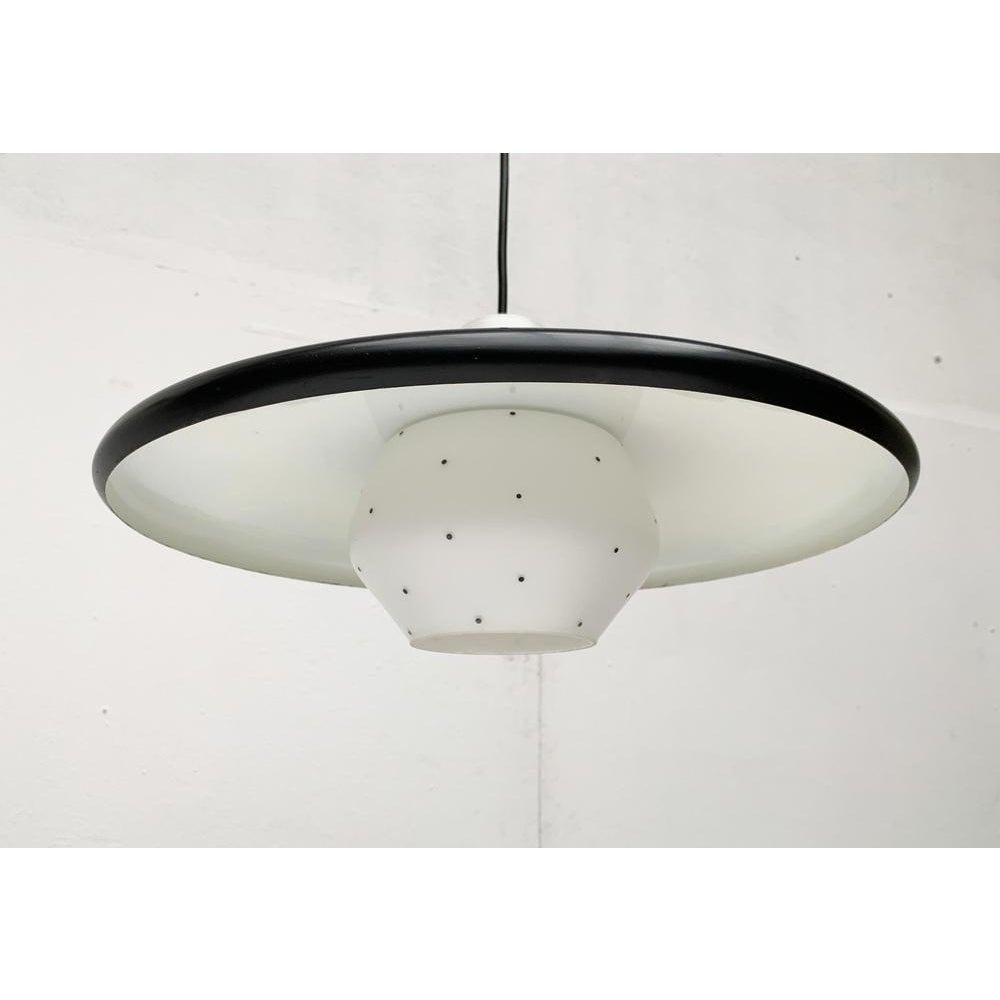 Mid-Century moderno Lampada a sospensione minimalista di metà secolo in metallo e vetro in vendita