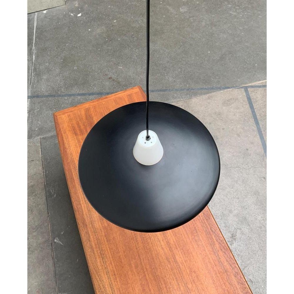 Lampada a sospensione minimalista di metà secolo in metallo e vetro In condizioni buone in vendita a Hamburg, DE
