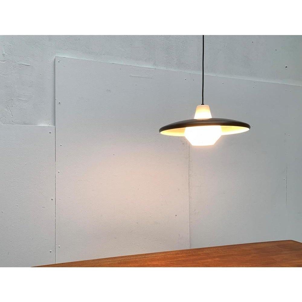 Metallo Lampada a sospensione minimalista di metà secolo in metallo e vetro in vendita