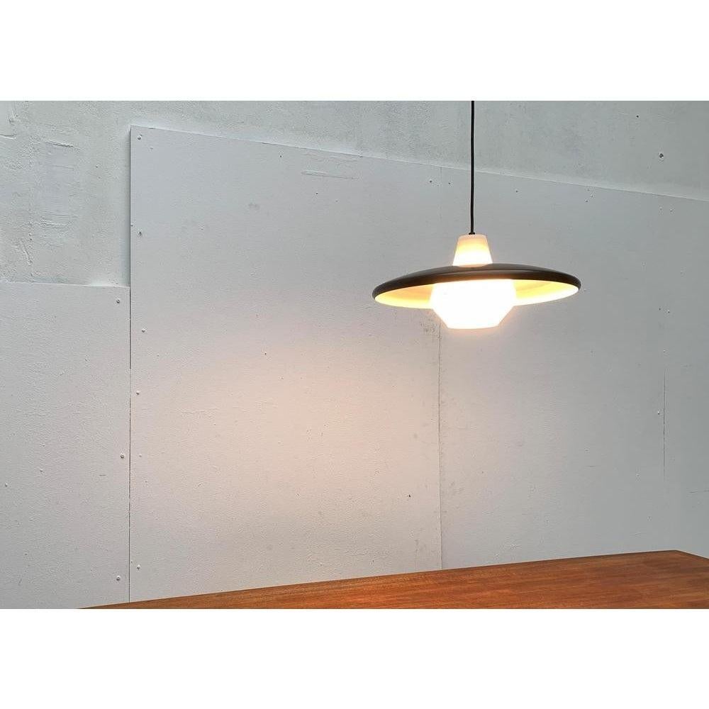 Lampada a sospensione minimalista di metà secolo in metallo e vetro in vendita 1