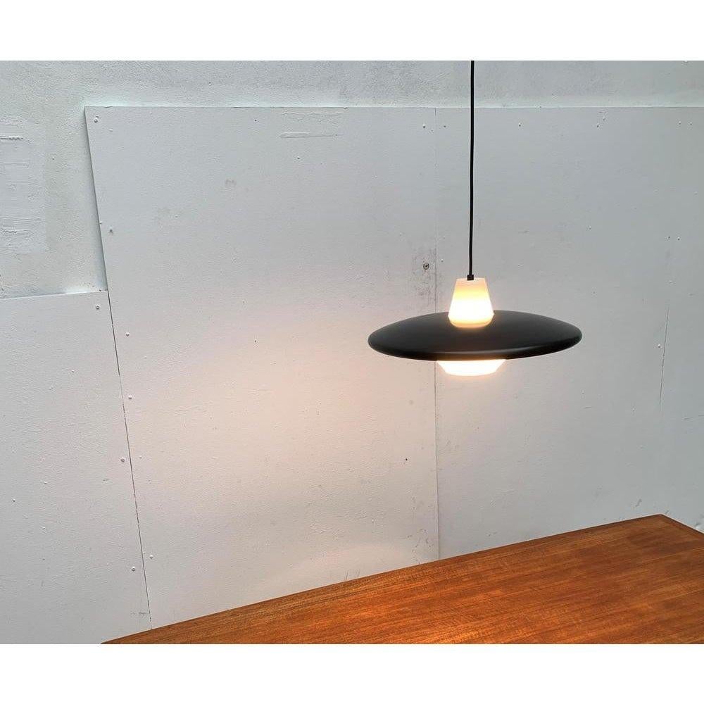 Lampada a sospensione minimalista di metà secolo in metallo e vetro in vendita 2