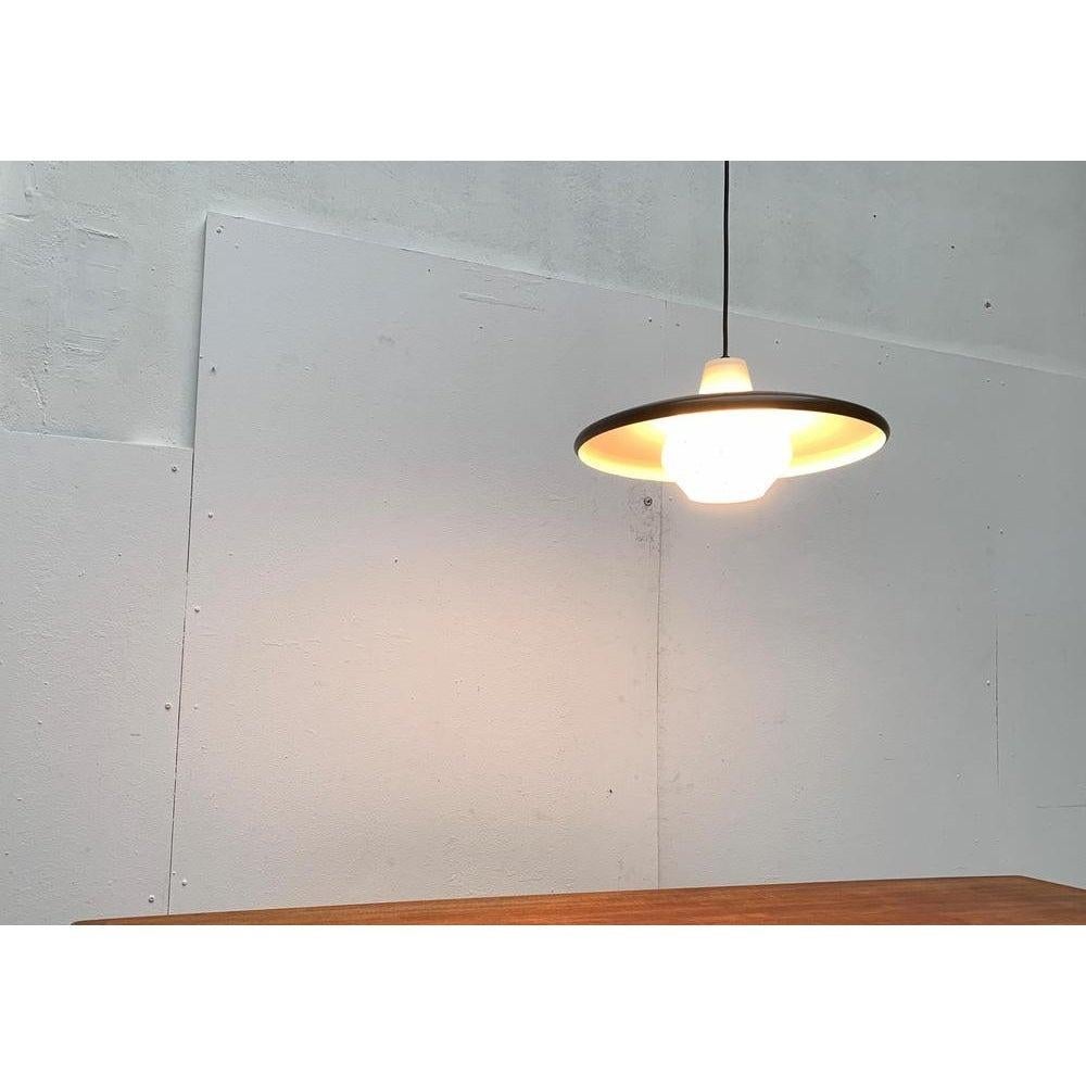 Lampada a sospensione minimalista di metà secolo in metallo e vetro in vendita 3