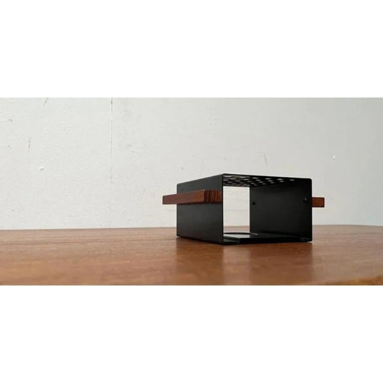 Scaldatazze minimalista di metà secolo in metallo e teak, anni '60, in ottime condizioni. Progettato dal 1960 al 1969.

Informazioni aggiuntive:
Materiale: Metallo, Wood
Colore: nero
Stili: Moderno di metà secoloMinimalista
Tipo di articolo: