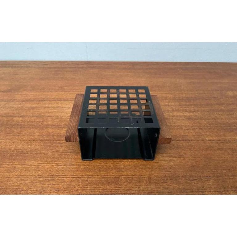 Scaldatazze minimalista di metà secolo in metallo e teak, anni '60 in vendita 1