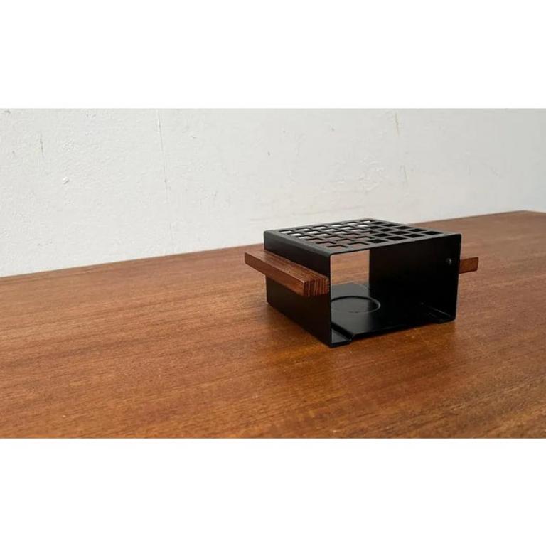 Scaldatazze minimalista di metà secolo in metallo e teak, anni '60 in vendita 2