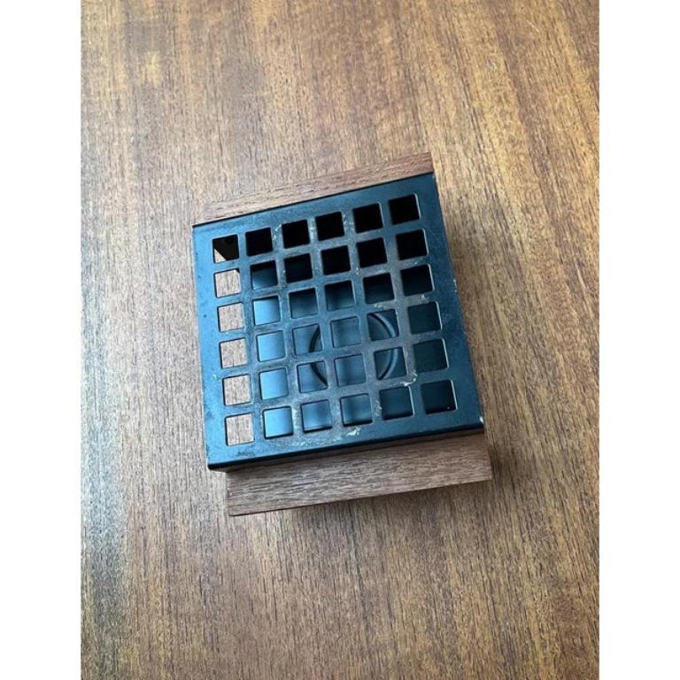 Scaldatazze minimalista di metà secolo in metallo e teak, anni '60 in vendita 3