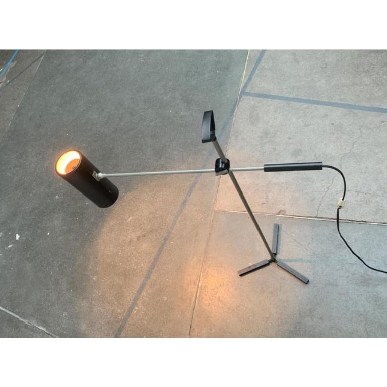 Très rare lampadaire du milieu du siècle par Anvia, basé sur un design de Hoogervorst des années 50. Une pièce de collection rare.

Ce petit lampadaire convainc par son langage de conception minimaliste. Un simple cylindre noir sert de tête de