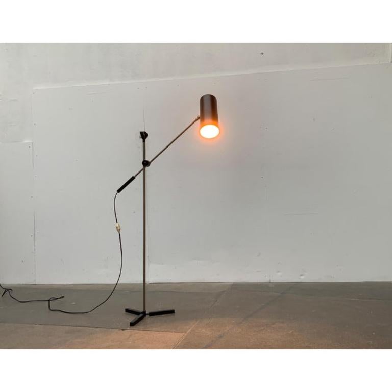 Lampadaire minimaliste du milieu du siècle modèle 8028 par J.J.M. Hoogervorst, années 1950 Excellent état - En vente à Hamburg, DE