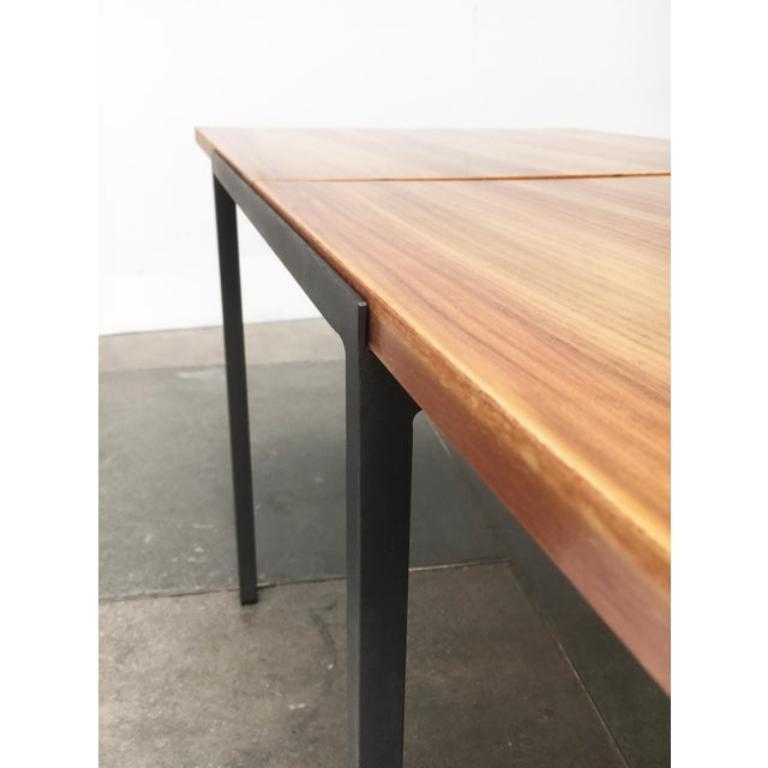 Mid-Century Minimalist Model T-Angle Expandable Flip-Top Couch Side Table, 1950s For Sale 4