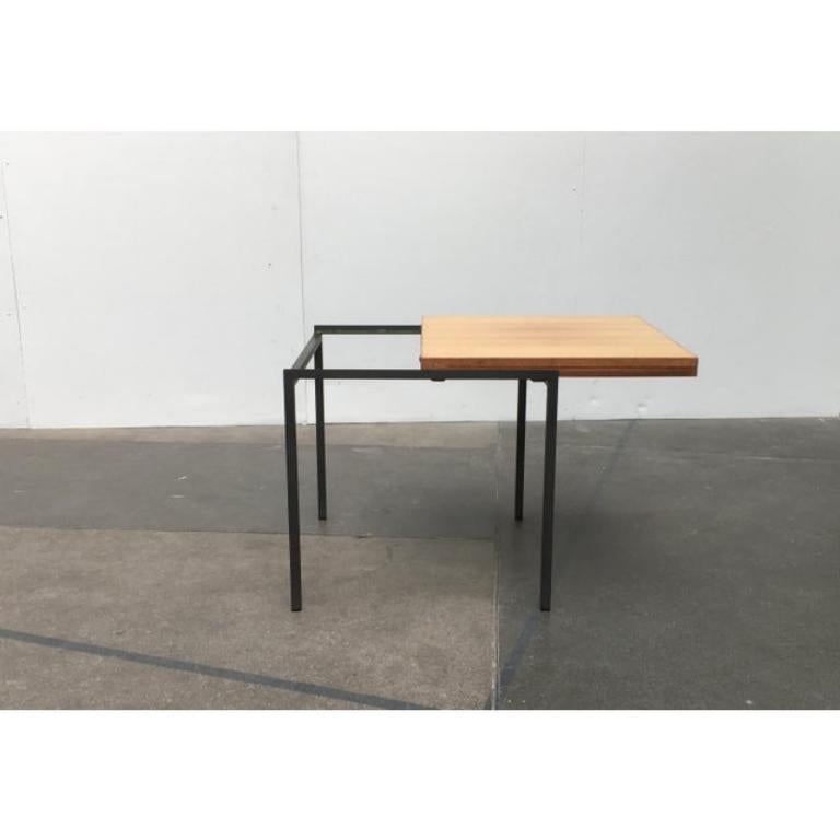 Mid-Century Minimalist Model T-Angle Expandable Flip-Top Couch Side Table by Florence Knoll for Knoll International, 1950s

Convertible coffee table from the renowned manufacturer knoll.

a simple design with a special function. The square table can