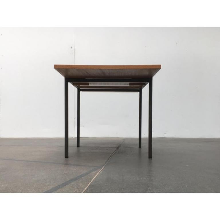 Mid-Century Minimalist Model T-Angle Expandable Flip-Top Couch Side Table, 1950s In Excellent Condition For Sale In Hamburg, DE