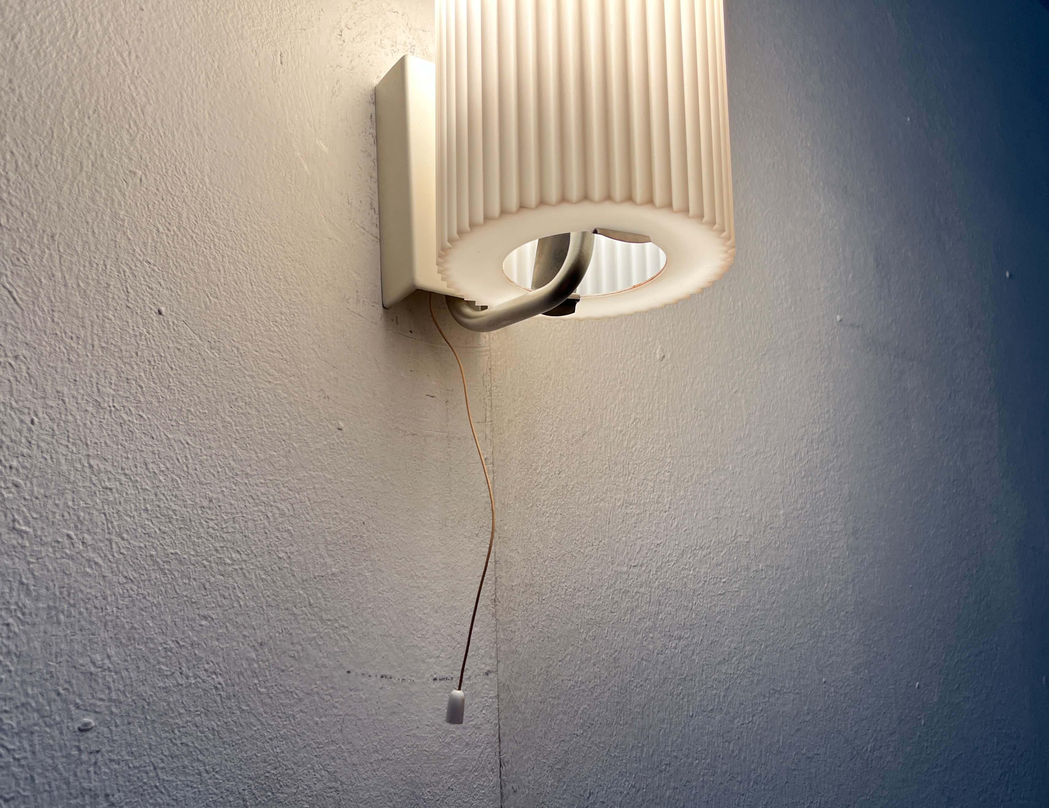 Lámpara de pared alemana minimalista de mediados de siglo de Erco, años 60 en venta 4