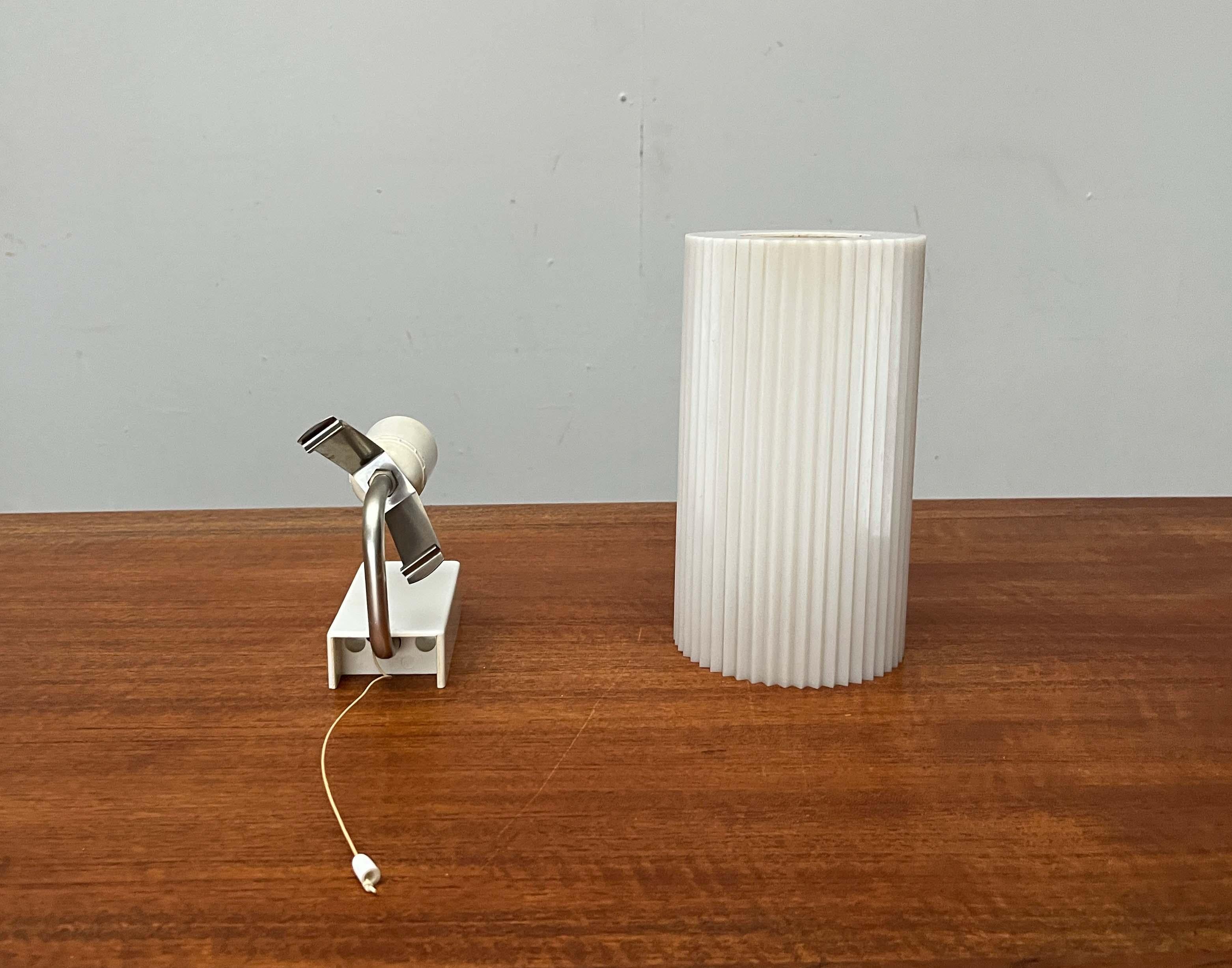 Lámpara de pared alemana minimalista de mediados de siglo de Erco, años 60 en venta 8