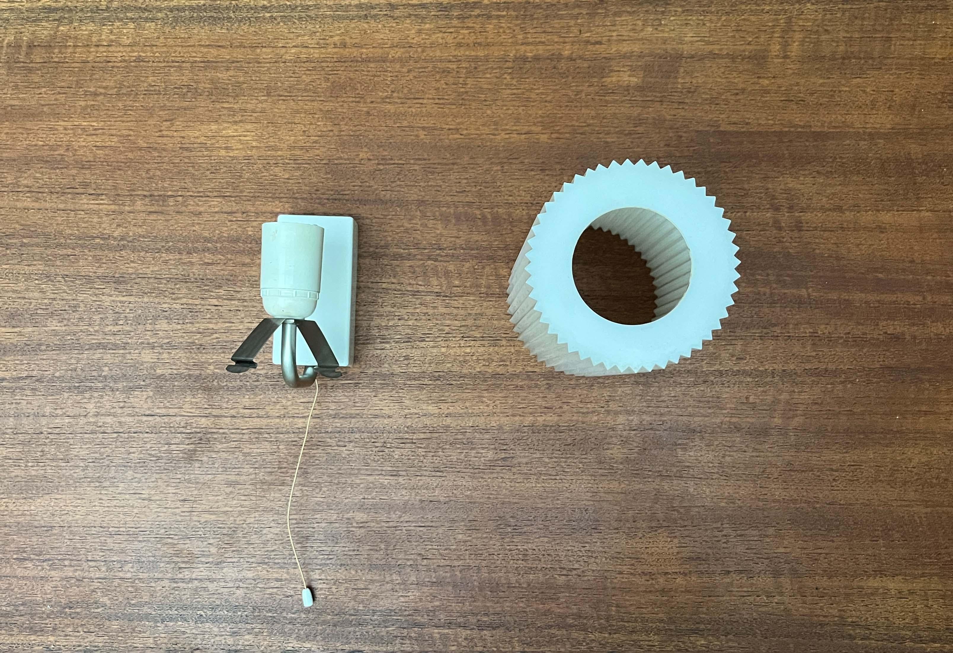 Lámpara de pared alemana minimalista de mediados de siglo de Erco, años 60 en venta 10