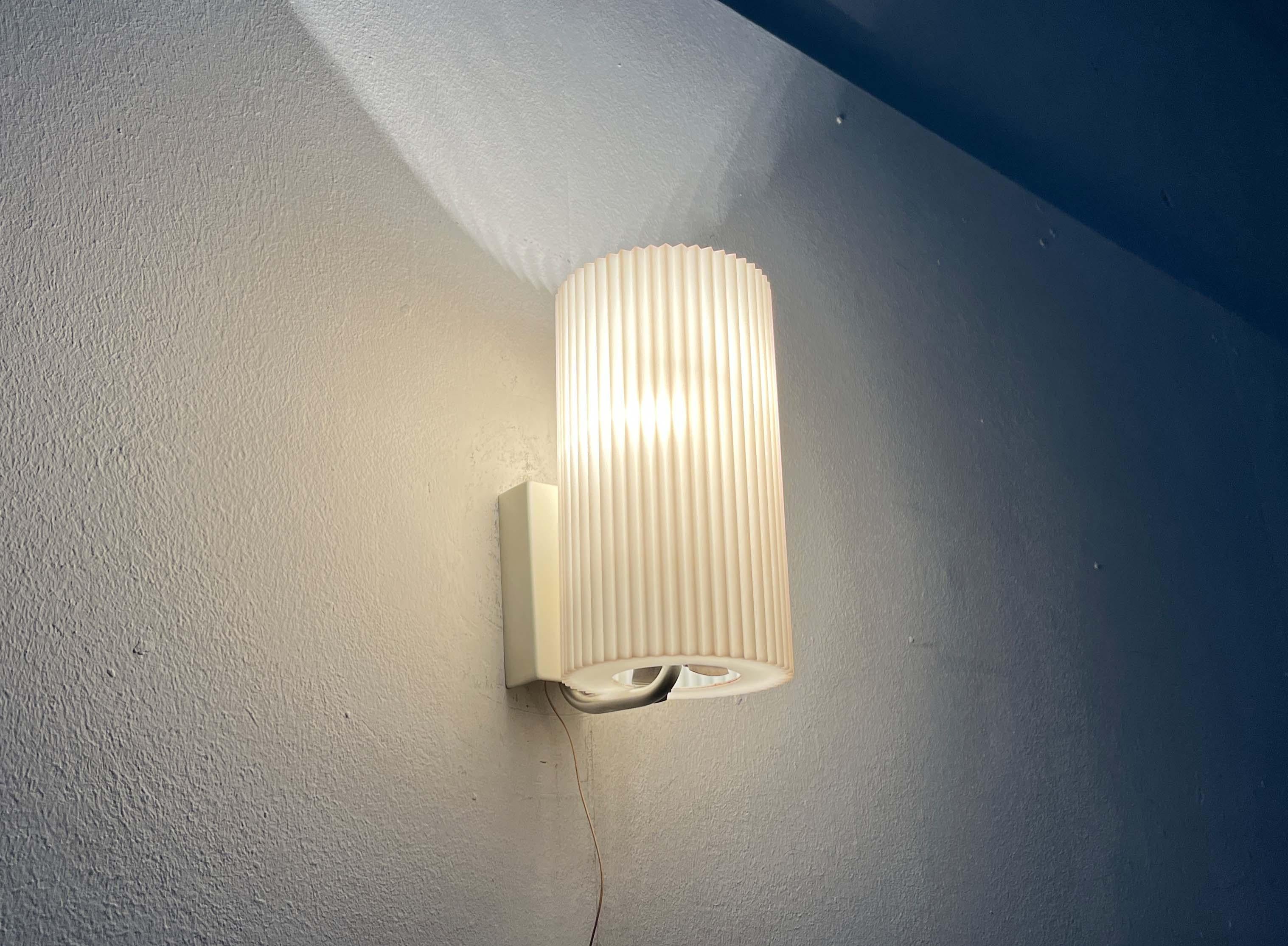 Lámpara de pared alemana minimalista de mediados de siglo de Erco, años 60 en venta 13