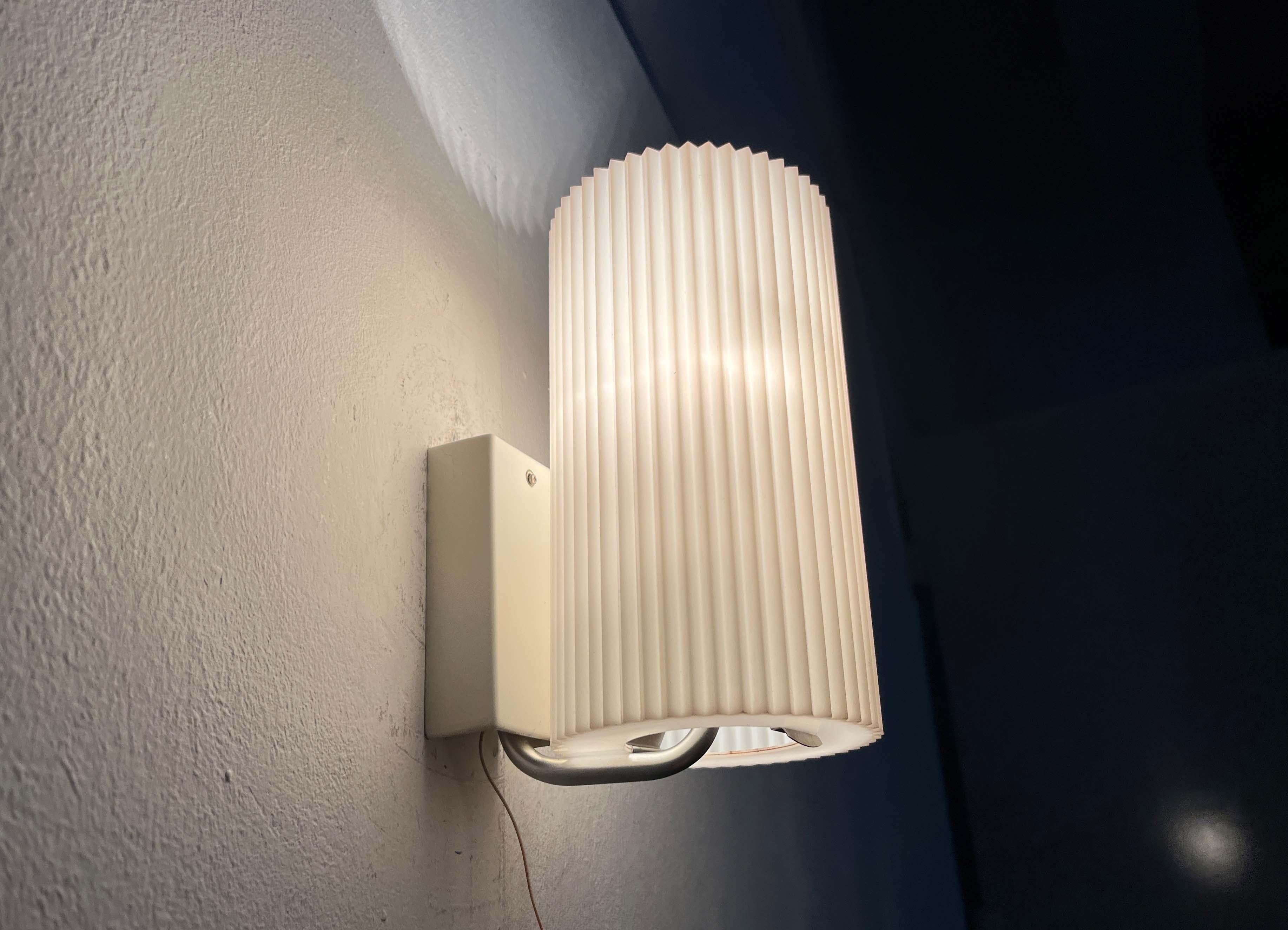 Lámpara de pared alemana minimalista de mediados de siglo de Erco, años 60 en venta 2