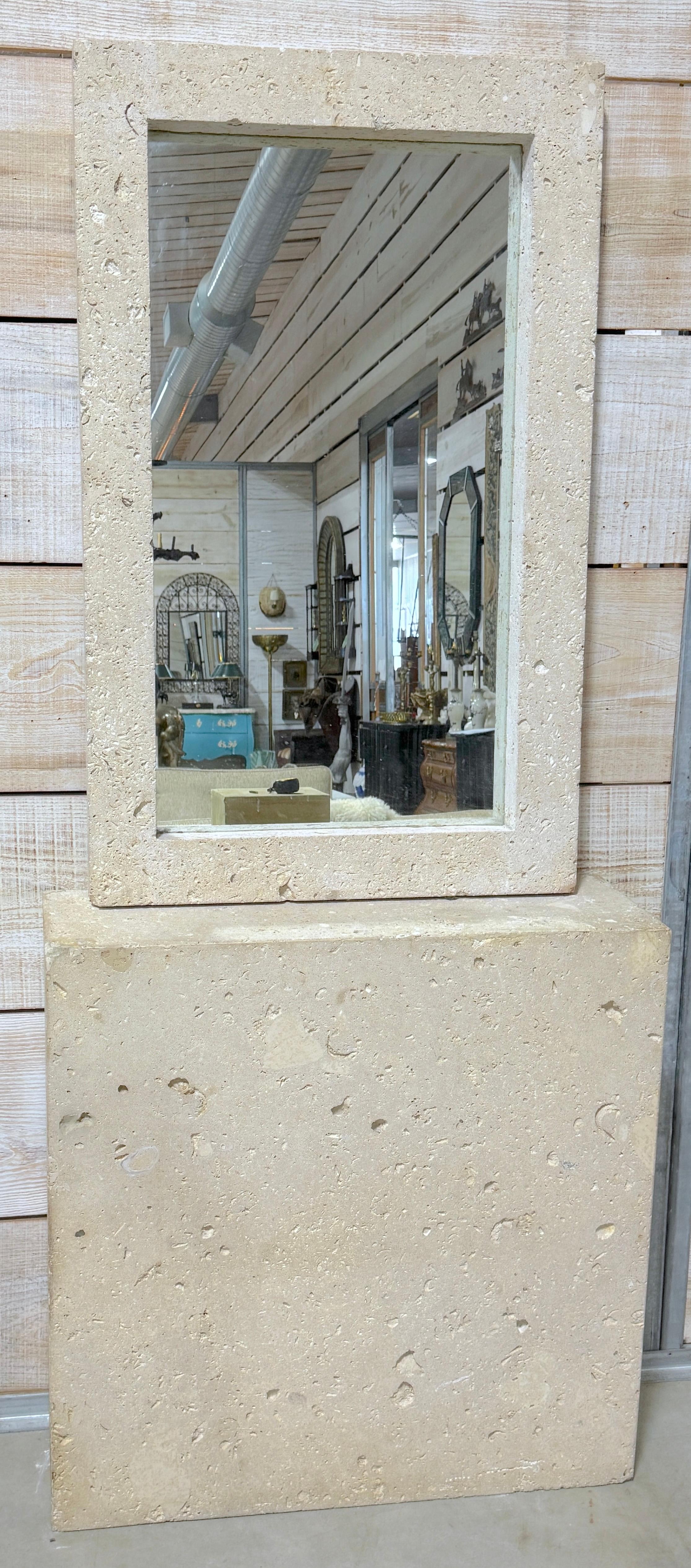 Miroir et console minimaliste du milieu du siècle en pierre de Coquina corail naturel

USA, Circa 1960

Ce miroir et cette console minimaliste moderne en pierre de coquina corallienne naturelle, fabriqués aux États-Unis vers les années 1960, sont un