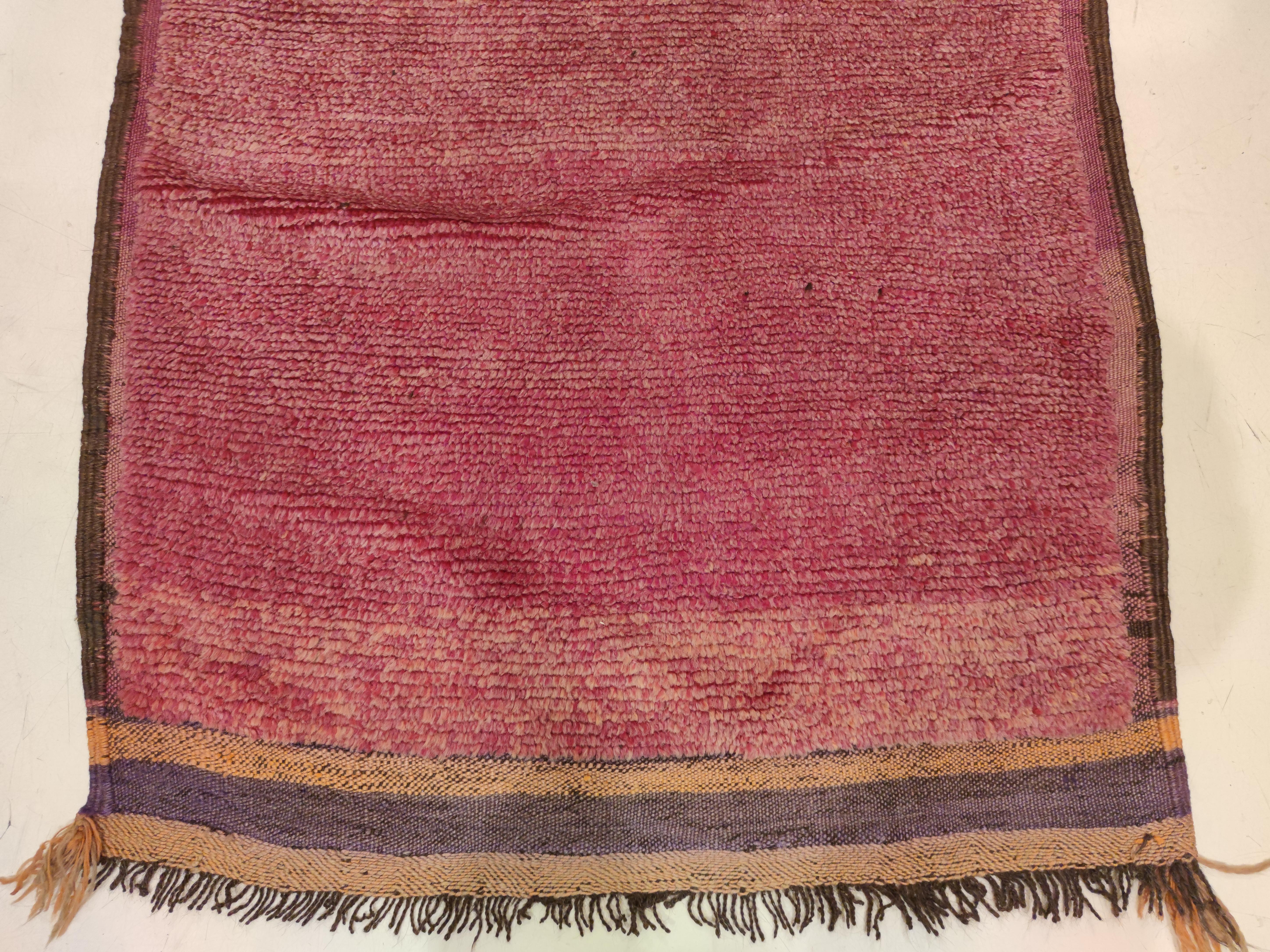 A minimalist Berber runner originating from the Rehamna area, located in the plain of Marrakesh. In the 16th century this area was the site of a huge lake rich in fish, and the nearby Rehamna massif was dense with trees and called the Green