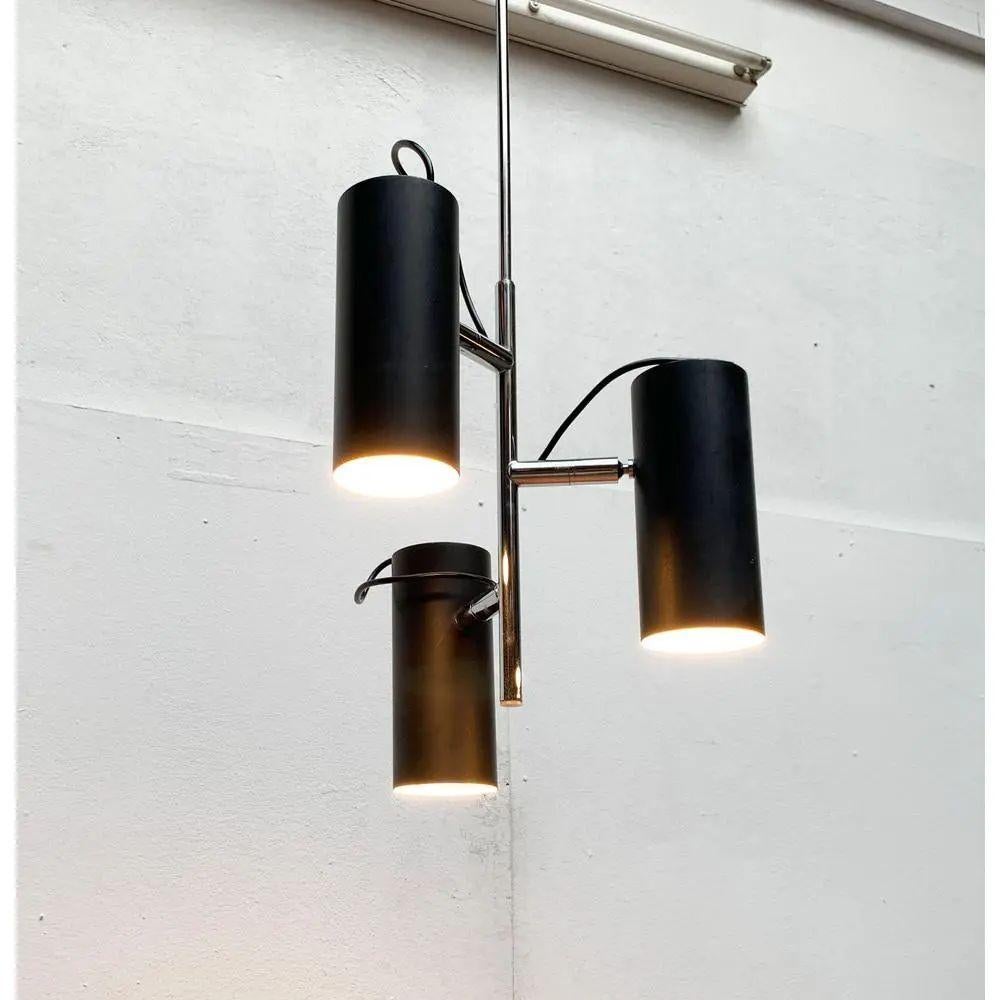 Mid Century rod pendant light with three spotlights.

The design convinces with its minimalist form language. The luminaire heads of the radiators show a simple cylinder shape and are designed black. They can be individually aligned with ball
