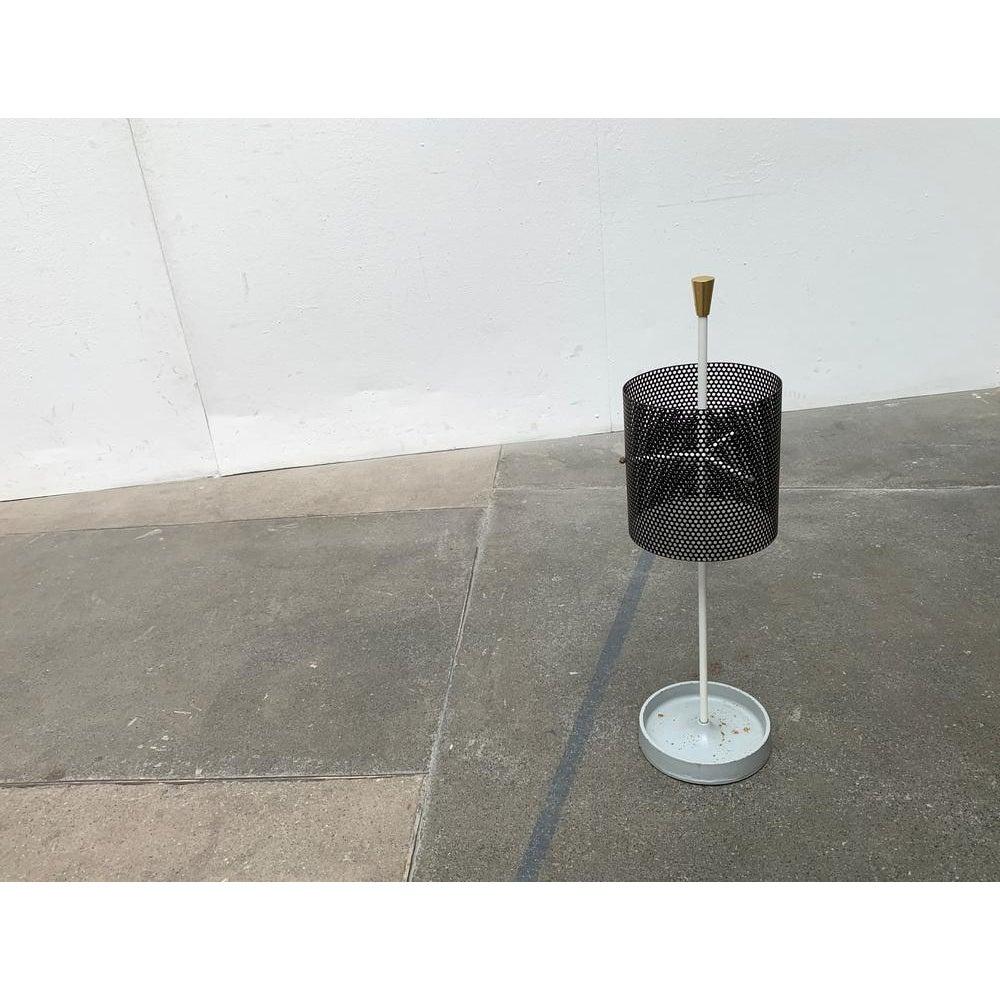 Minimalistischer Schirmständer aus perforiertem Stahl aus der Jahrhundertmitte, 1960er Jahre (20. Jahrhundert) im Angebot