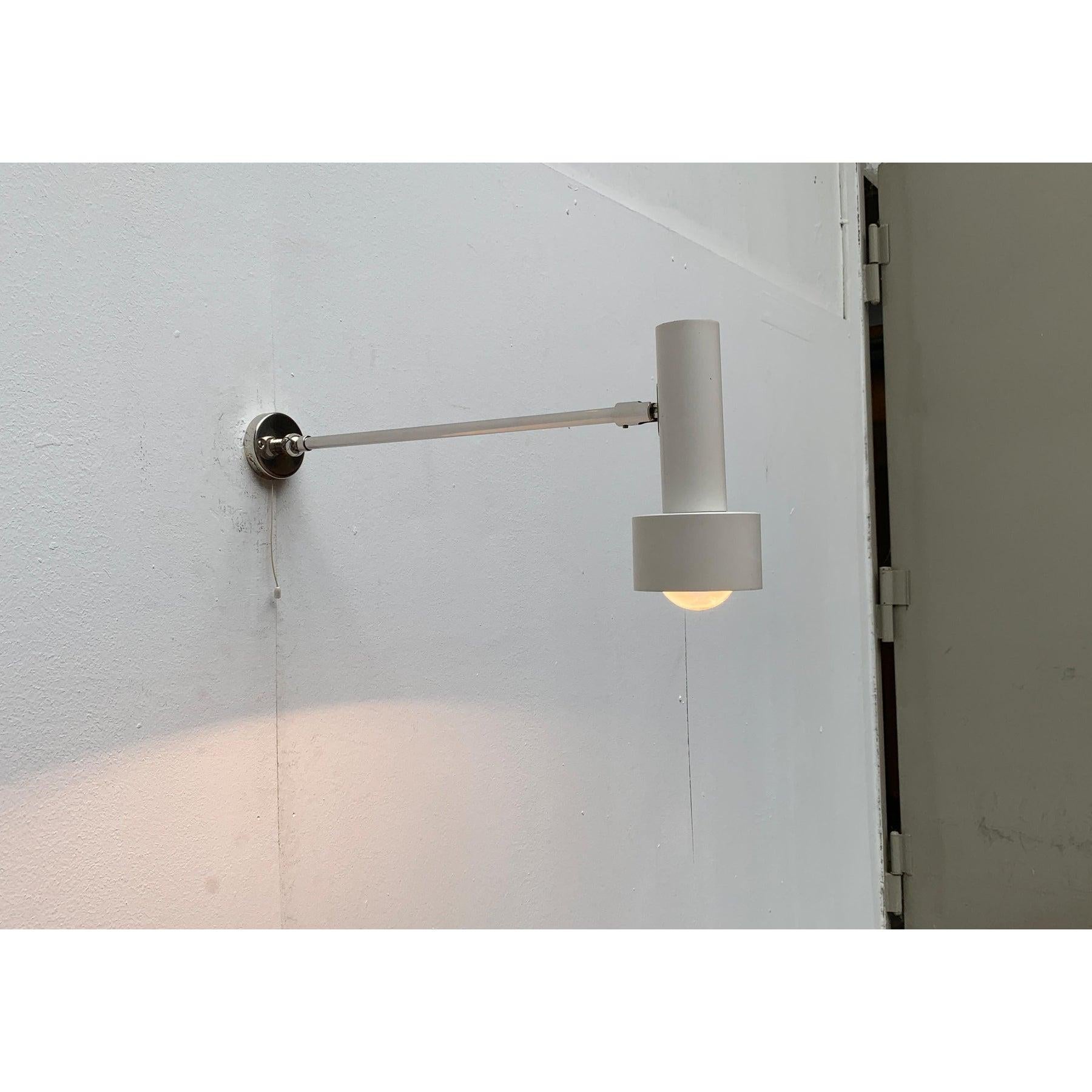 Aplique minimalista Mid Century de Beisl.

Llama la atención la forma minimalista de foco de la cabeza de la lámpara. Cilindros simples de varios tamaños. El cabezal del foco se sitúa en el extremo de un brazo largo e inclinable. El cabezal puede