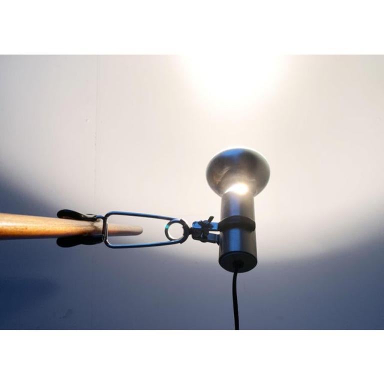 Clamping light from Swisslamps.

A truly minimalist design that is hard to further reduce in its shape. The luminaire head consists of a simple aluminum cylinder. On the back is a cover made of gray plastic, from which the cable leaves the cable.