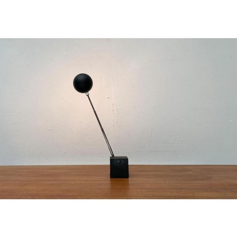 Rare lampe de table ou applique murale du fabricant américain Lightolier d'après un design de Michael Lax des années 1960.

Une conception fonctionnelle avec un langage de conception minimaliste. La tête de la lumière forme une boule, le pied un